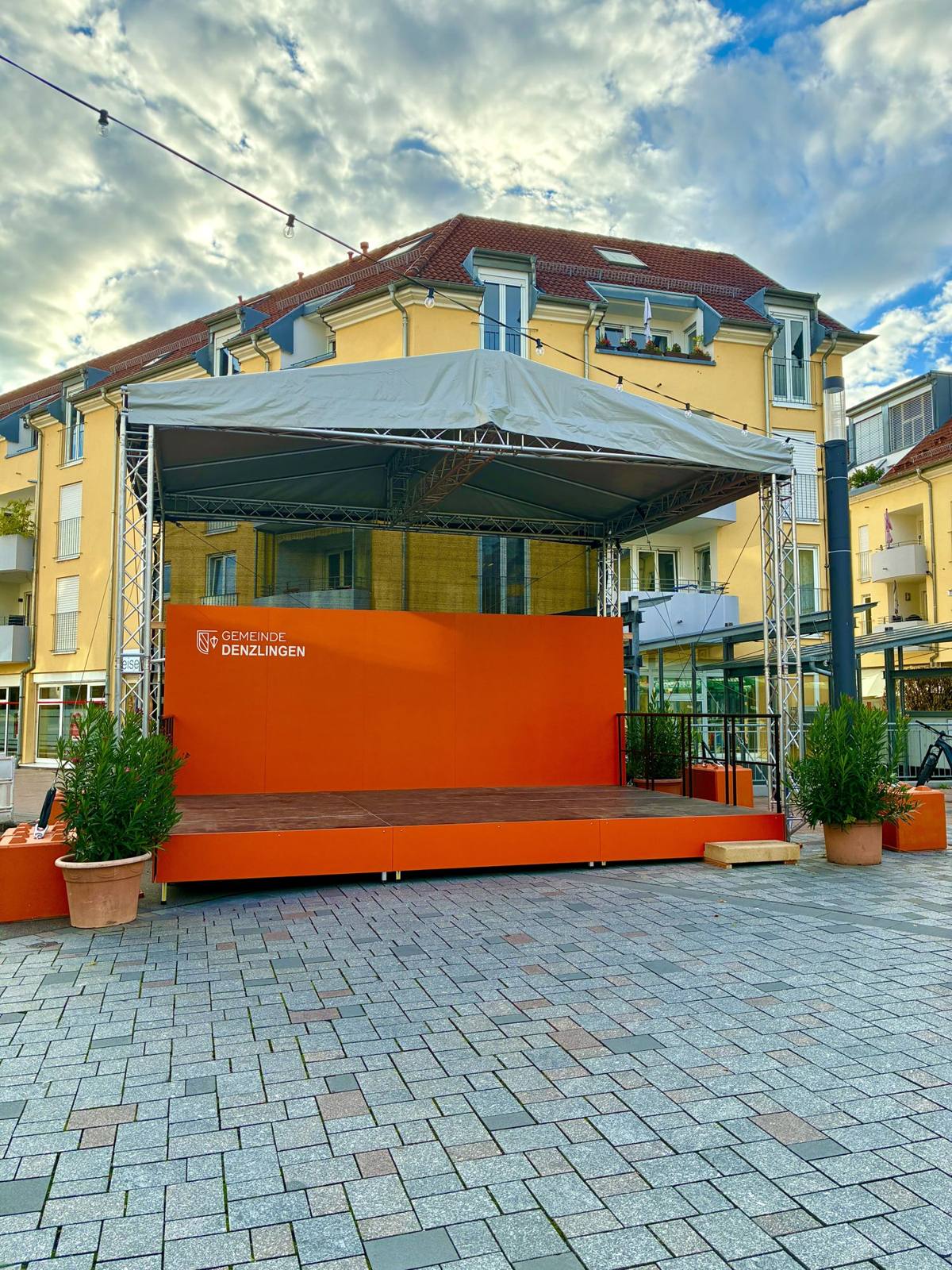 Überdachte Bühne auf einem Platz in der Innenstadt