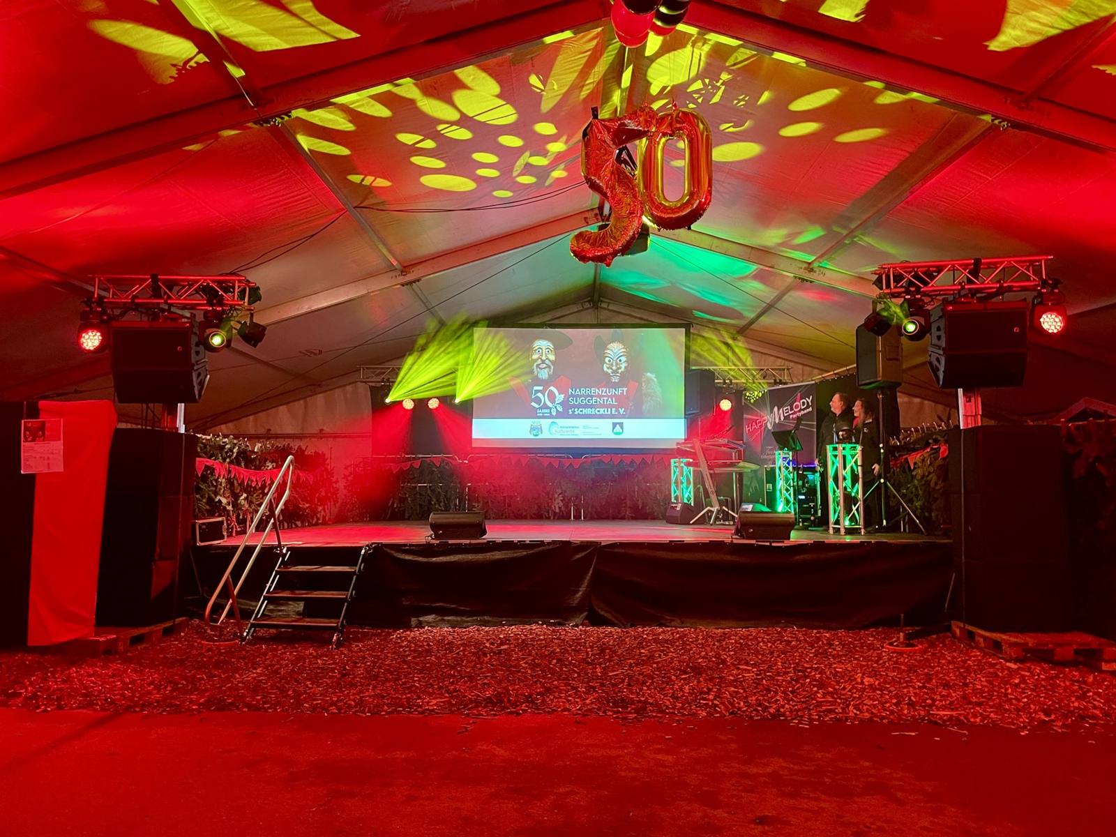 Festzelt mit Bühne, Line-Arrays, LED-Leinwand und farbigem Licht