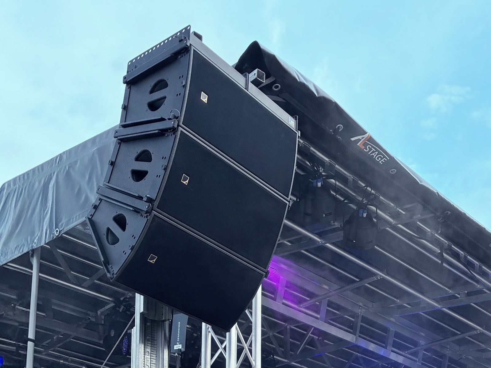 Line-Array-Lautsprecher an einer mobilen Bühne
